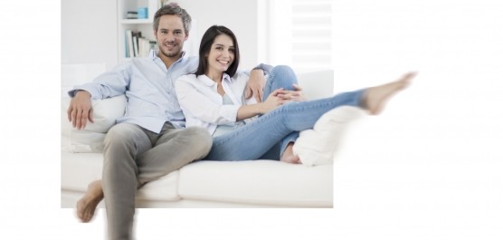Couple assis sur un canapé dans un salon