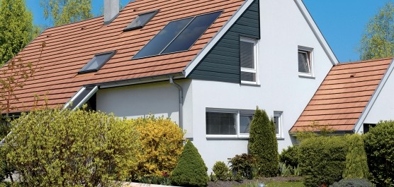 Système solaire cesi Inisol Uno panneau solaire sur le toit d'une maison