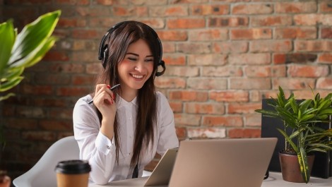 Image d'un couple se faisant conseiller par un professionel dans un bureau