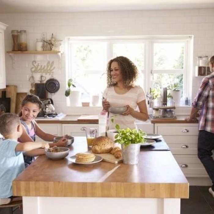 Photo d'une famille qui prend le petit déjeuner dans une cuisine