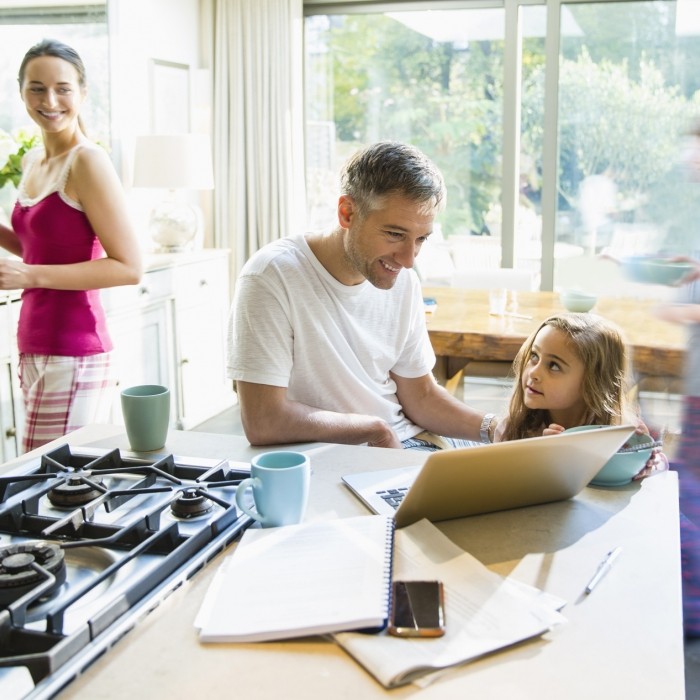 Famille dans une cuisine au petit déjeuner