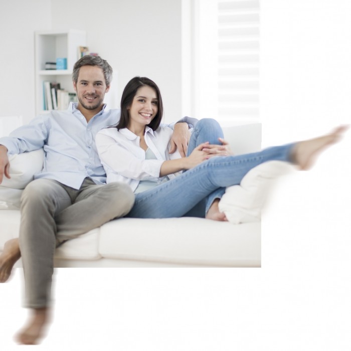 Couple assis sur un canapé dans un salon