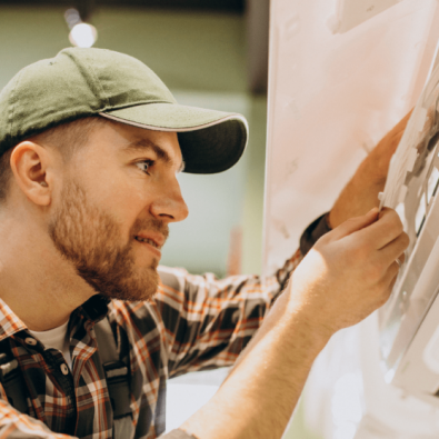Installateur professionnel qui ouvre une climatisation murale 