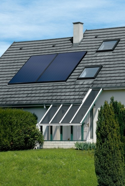 Panneaux photovoltaïques installés sur toit vus du jardin