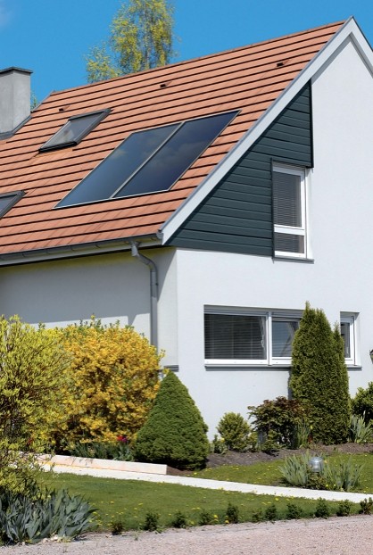 Système solaire cesi Inisol Uno panneau solaire sur le toit d'une maison