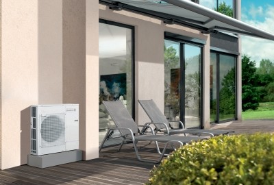 Pompe à chaleur air/eau HPI module à l'extérieur d'une maison